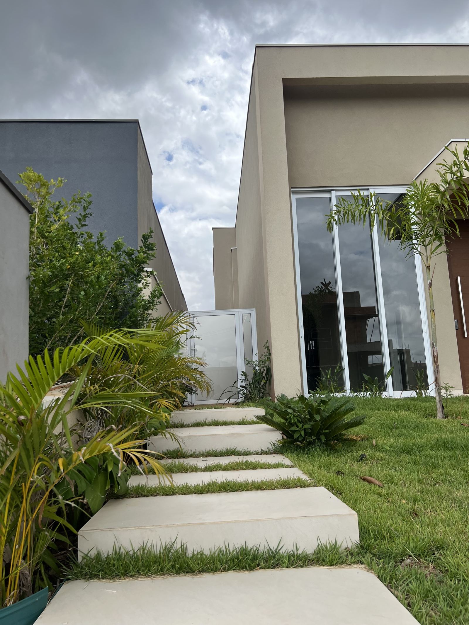 Casa Vivendas da Mata — jardim e caminho de entrada